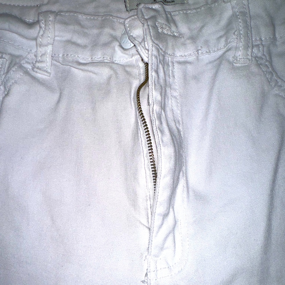 White Jean Capris - Design on the leg 🤩